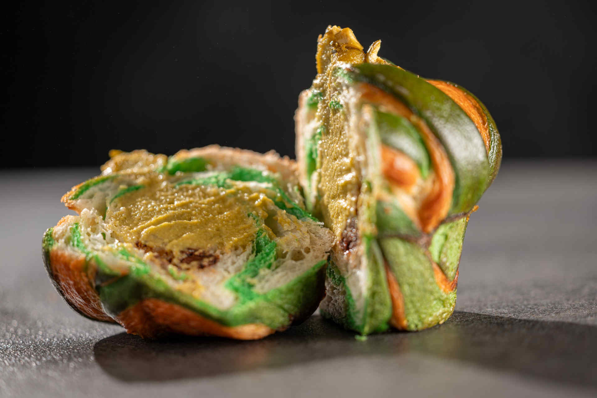 Baked goods with a wow effect: pistachio knots