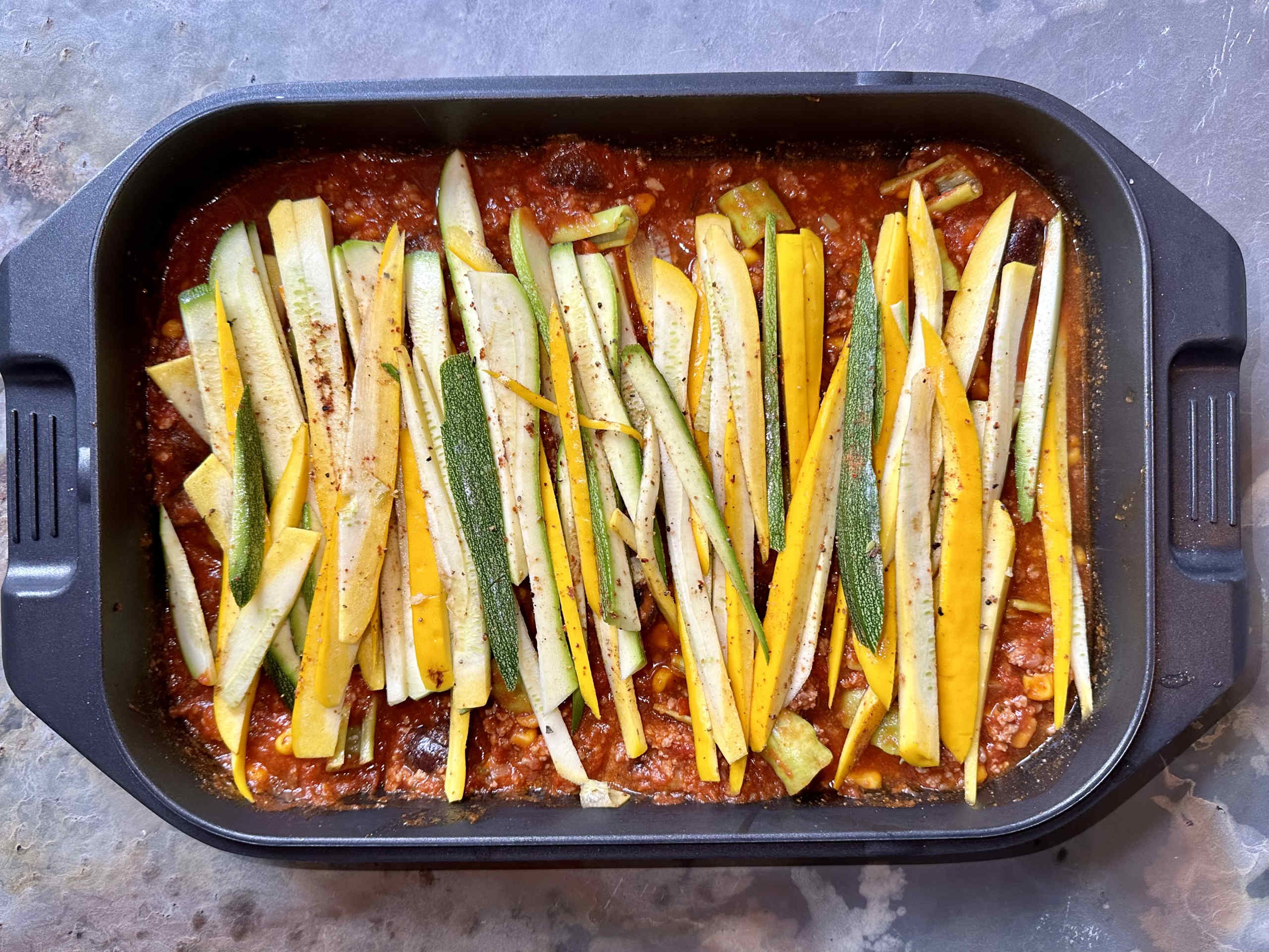 Zucchini auf Tomatensauce