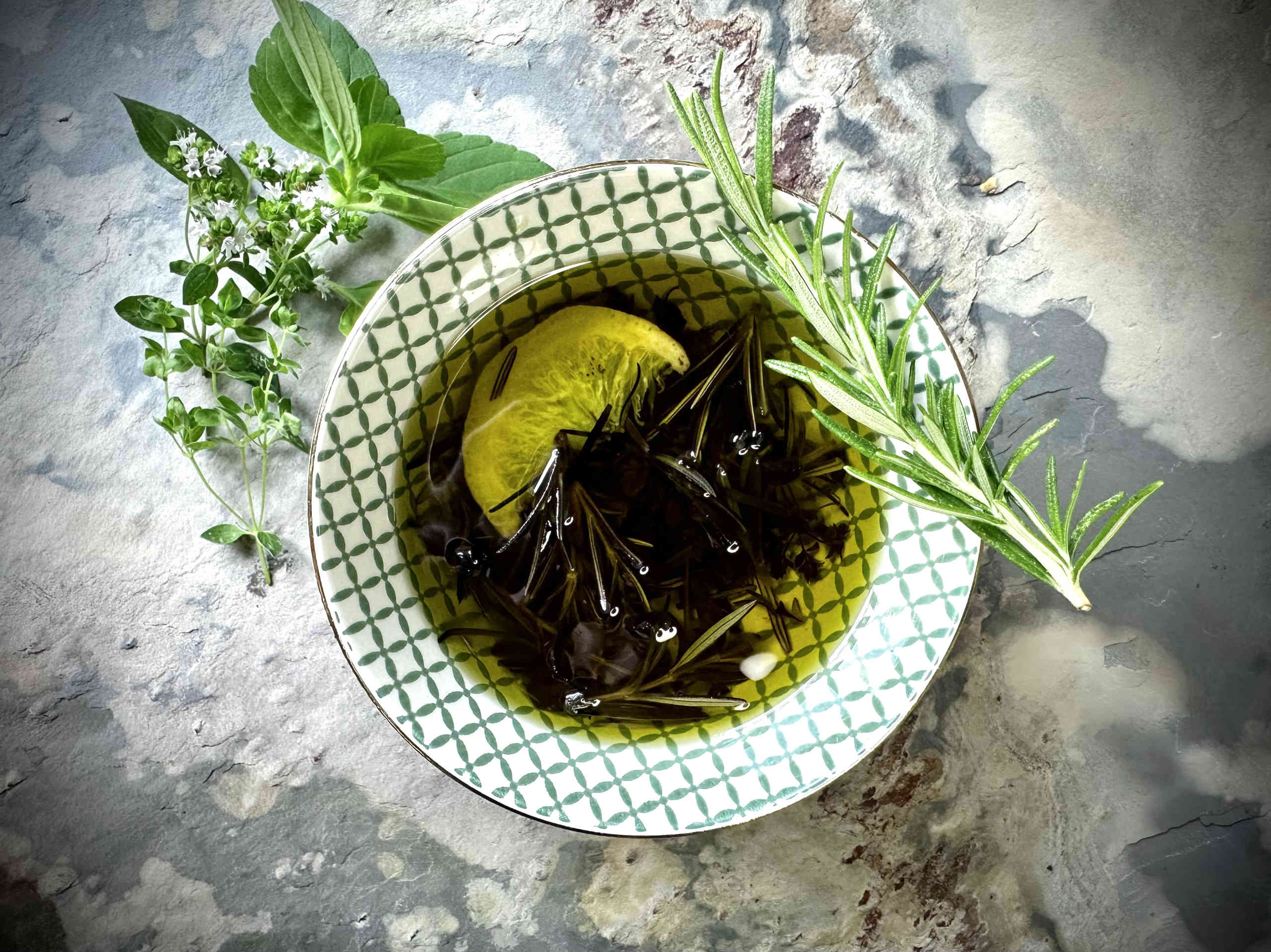 Aromatisches Kräuteröl selbst herstellen