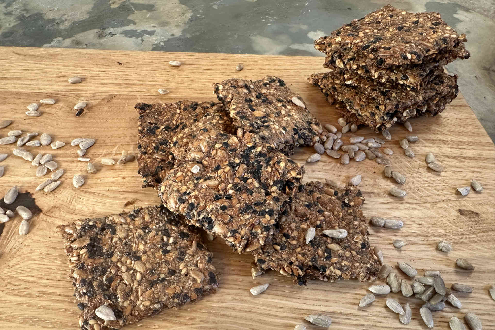 Crispy low-carb snack: Sunflower crispbread