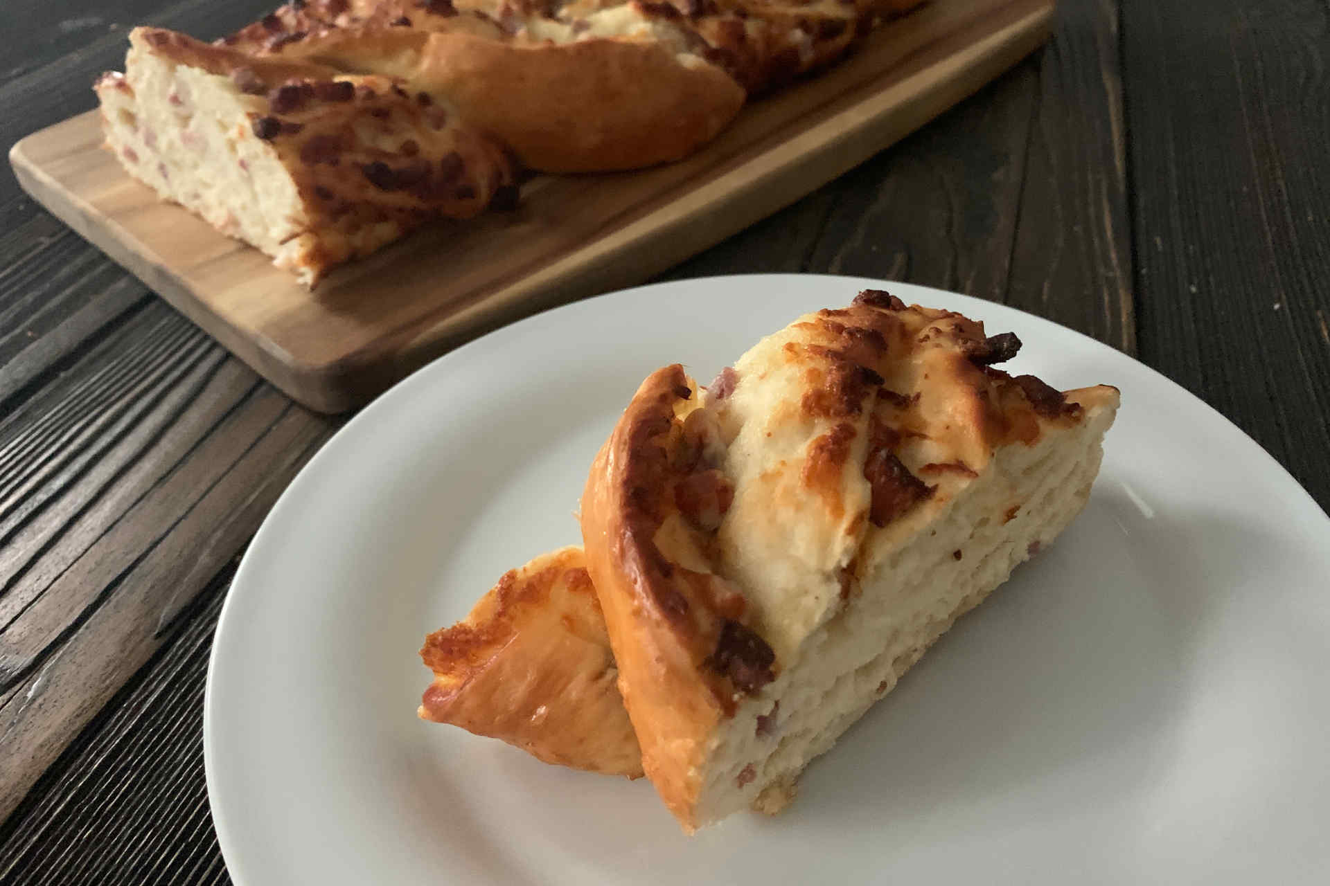 Herzhaft gefüllter Schinken-Käse-Hefezopf: Schwäbischer Zopf