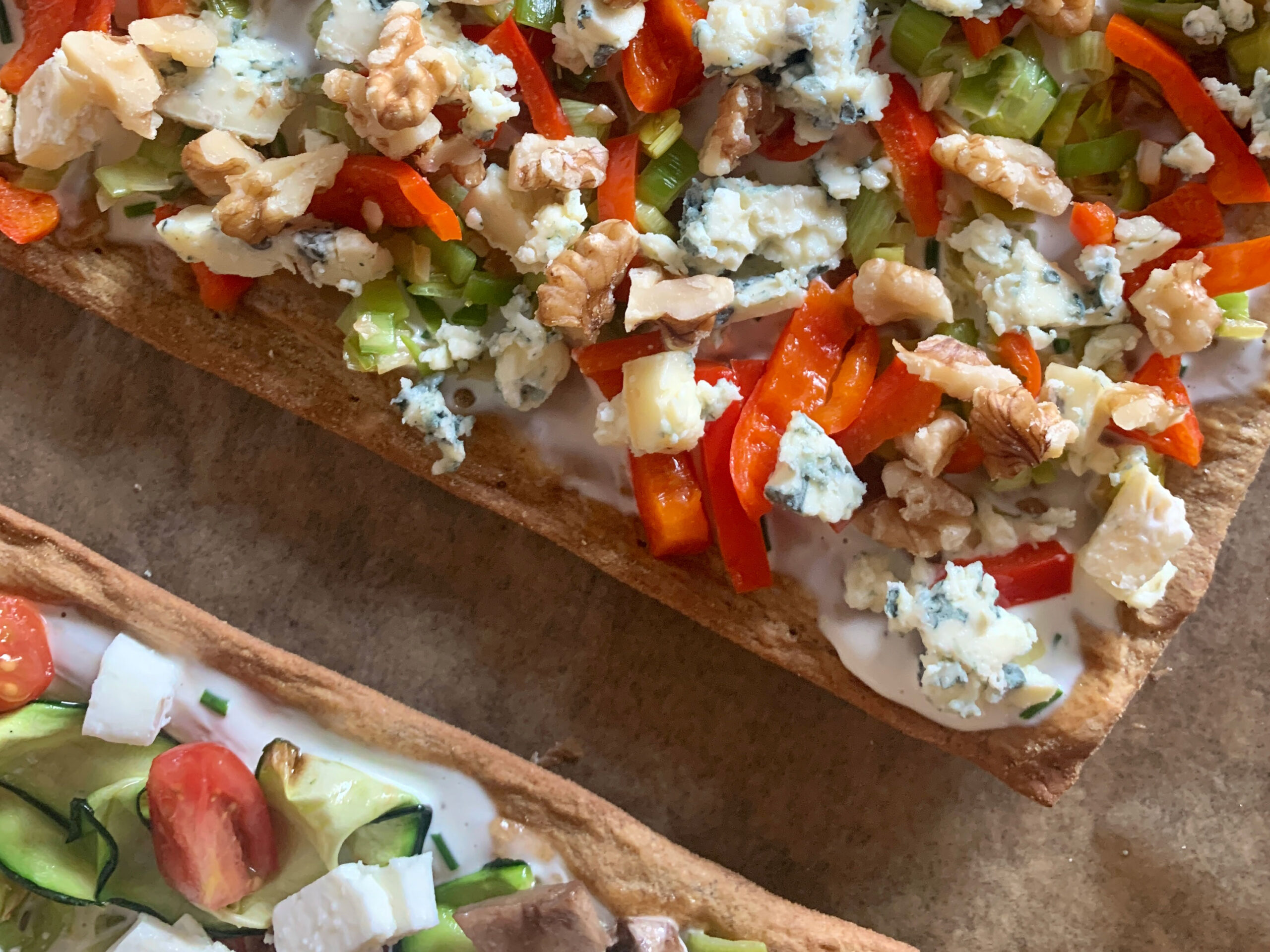 Low carb tarte flambée with leek and walnuts