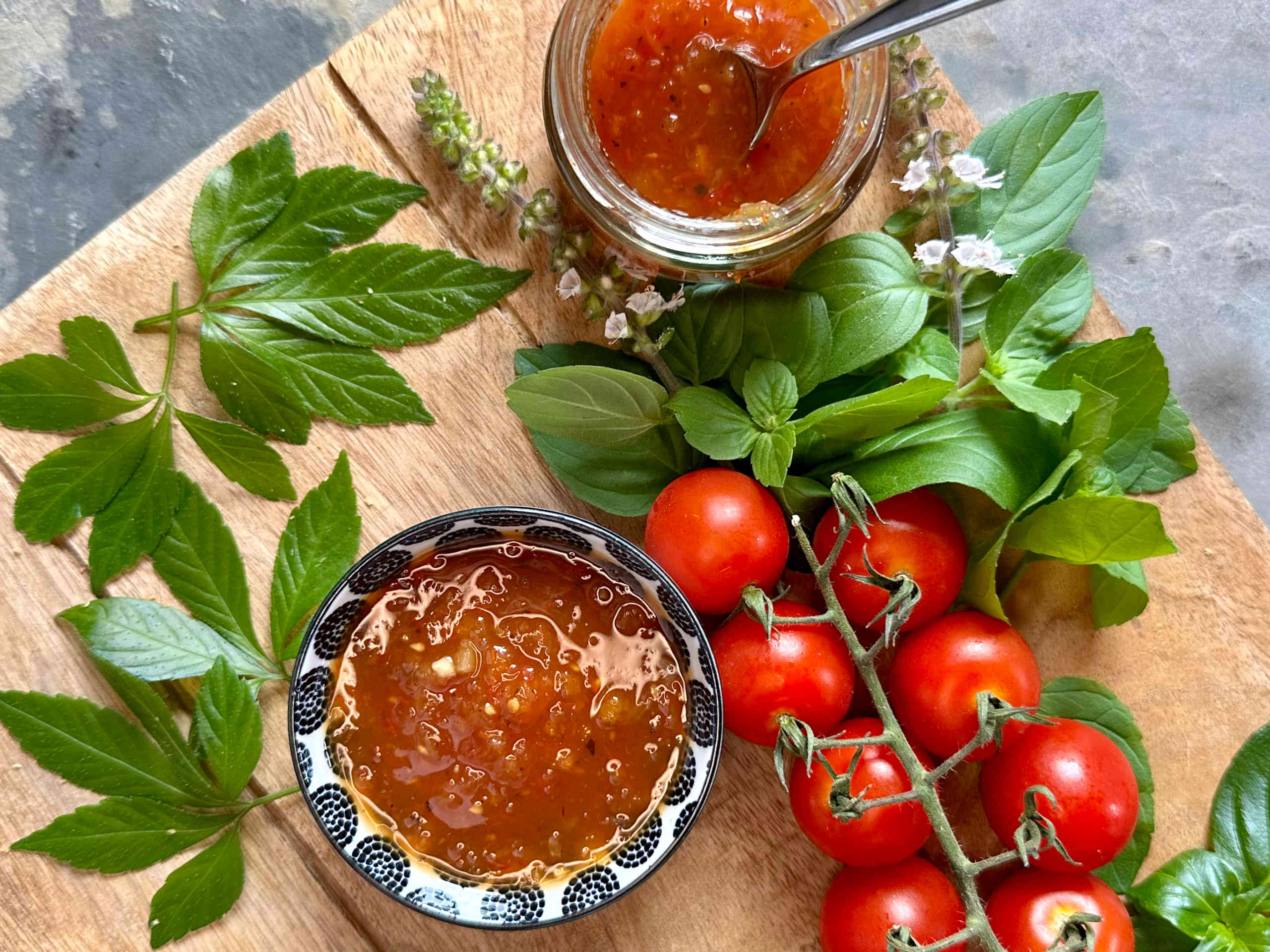 Simple tomato pepper relish