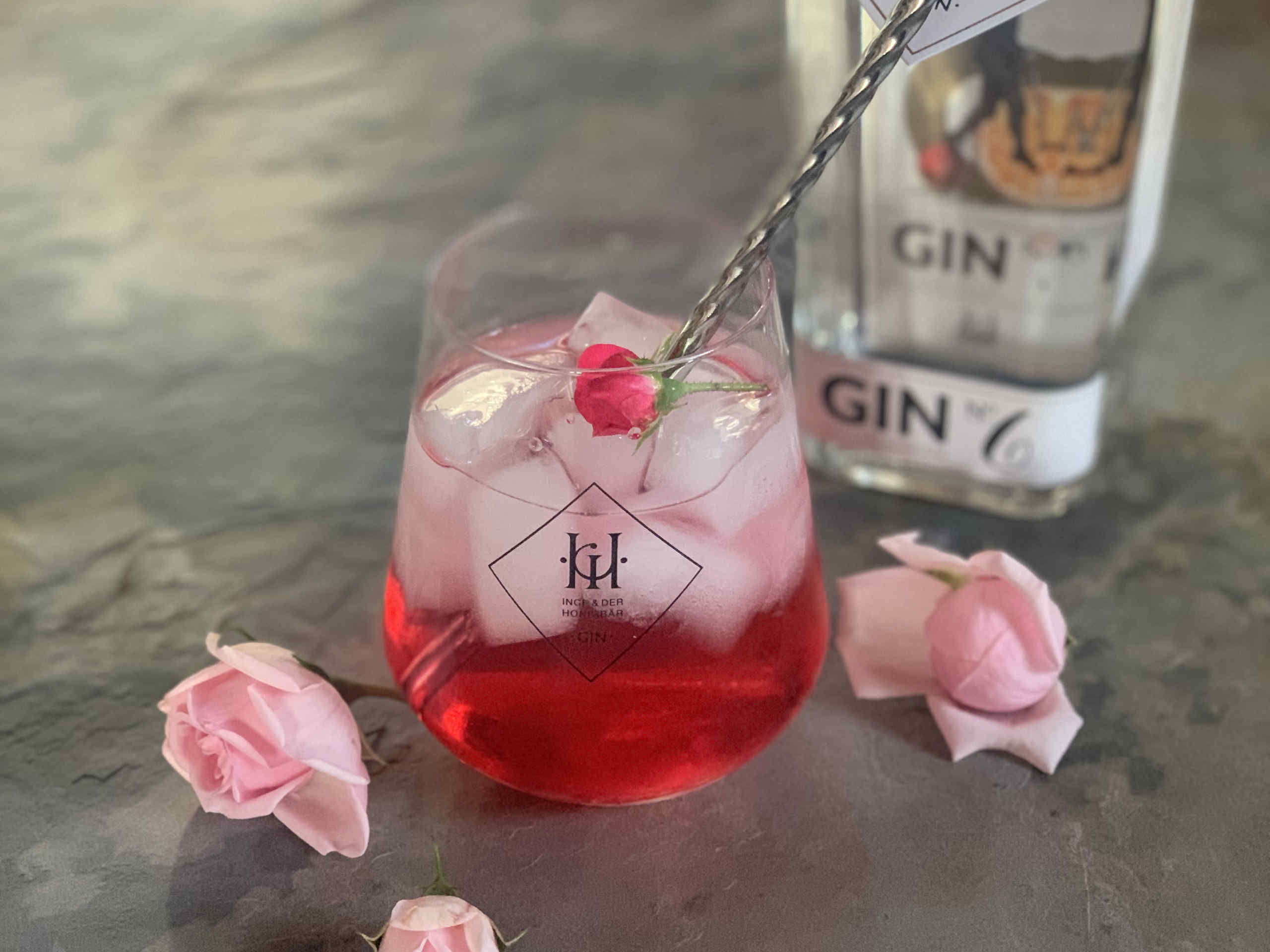 Rosenblüten-Gin mit Gin Nr. 6 von Inge und der Honigbär © Alexandra Gorsche