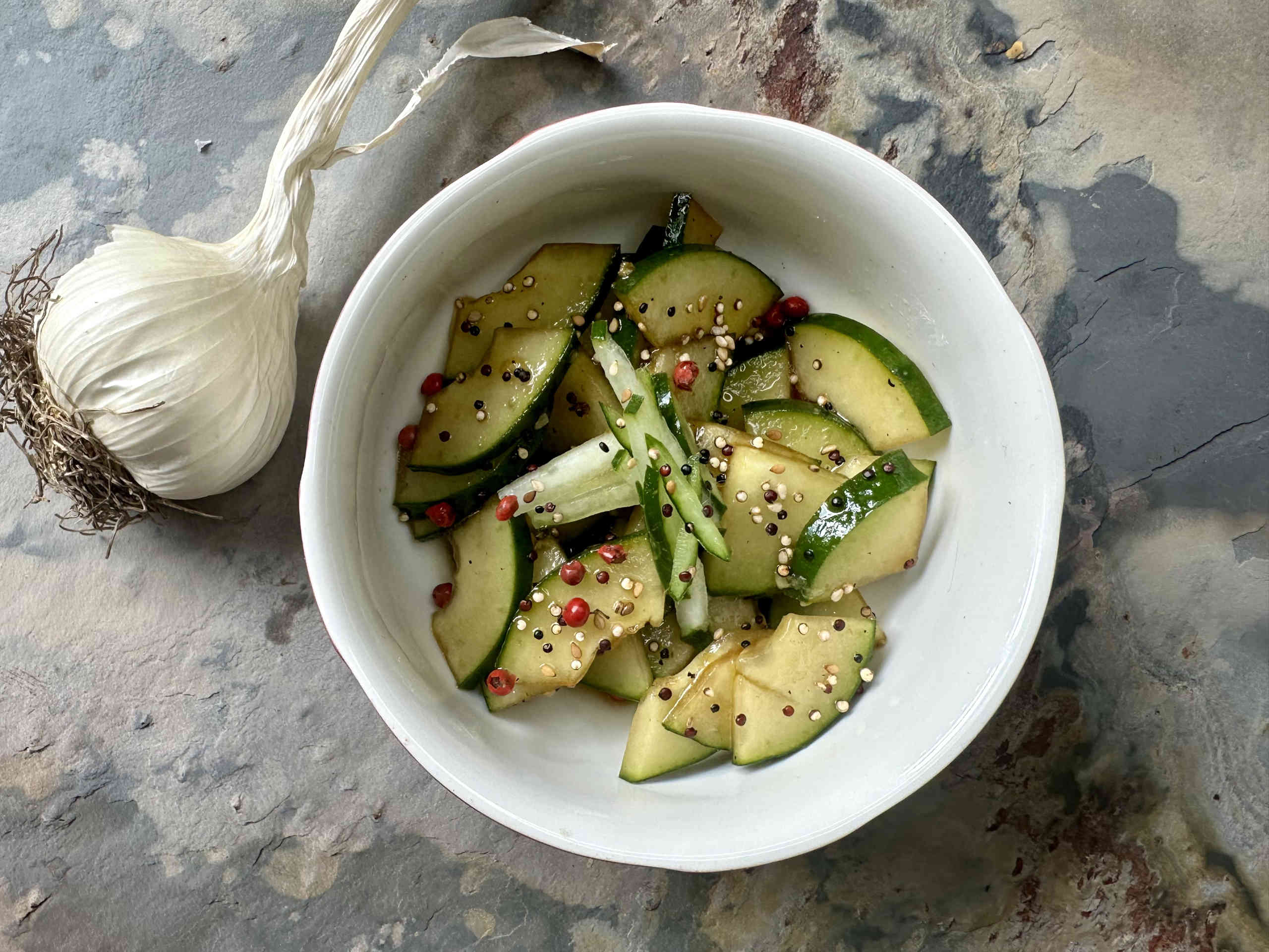 Asiatischer Gurkensalat: Frisches Rezept mit Sesam und Sojasauce © Alexandra Gorsche