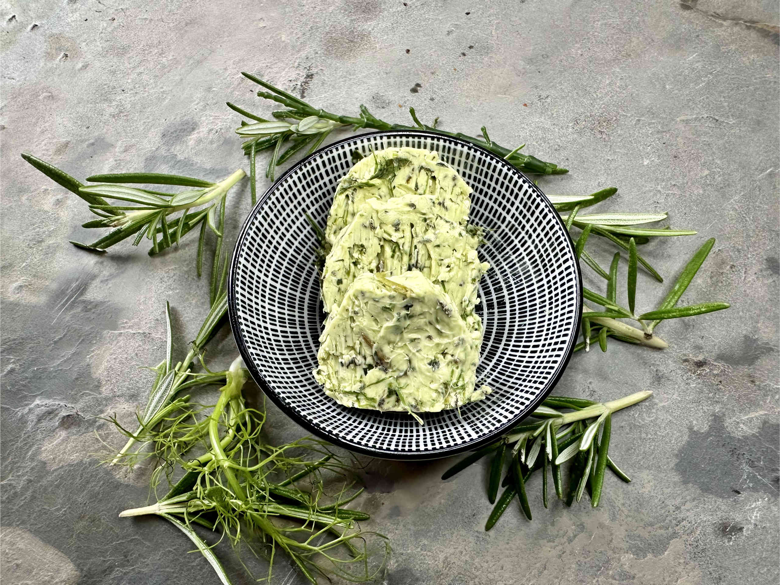 Aromatische Kräuterbutter mit frischen Gartenkräutern © Alexandra Gorsche