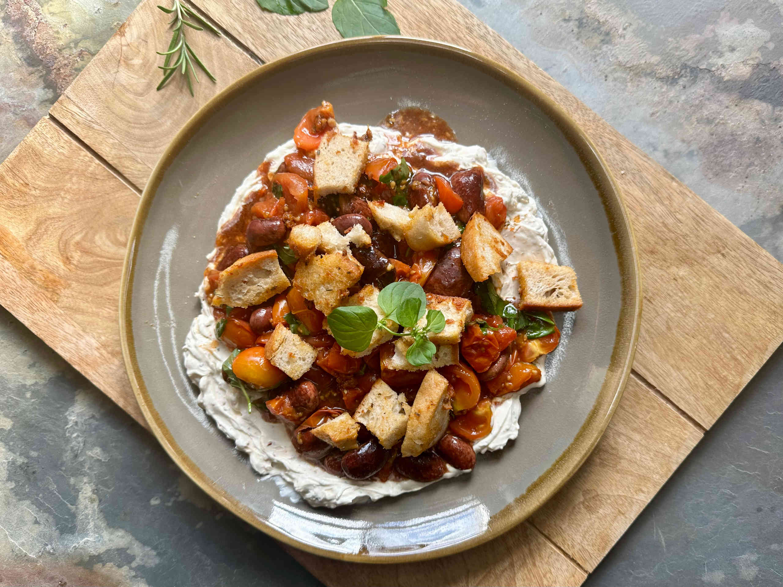 Brotsalat mit steirischen Käferbohnen und Chili-Butter © Alexandra Gorsche